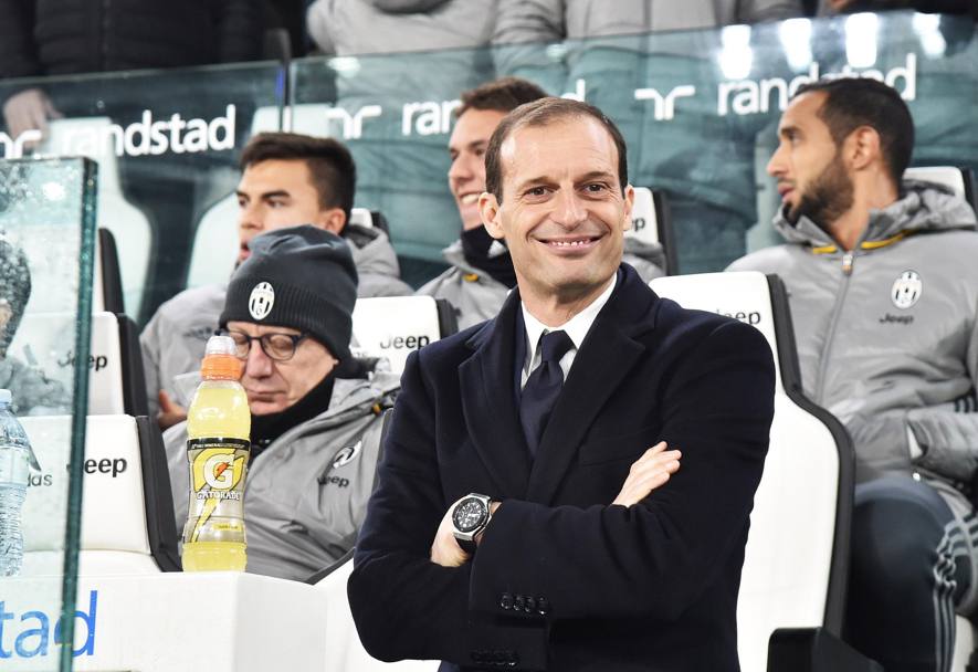 Massimiliano Allegri, 49 anni, allenatore della Juventus, posa sorridente prima del fischio d&#39;inizio. Ansa